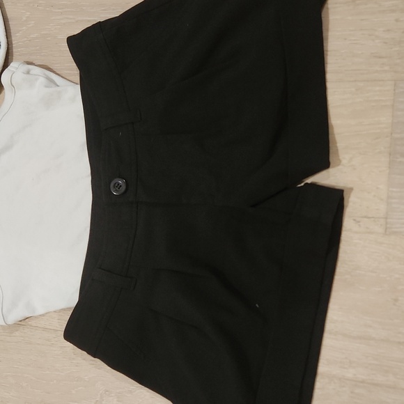 Black cuff pleated short shorts - Picture 4 of 6